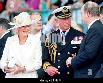 Sword Beach, de Ouistreham, France. 6 juin, 2014. Le Prince Charles et Camilla, Duchesse de Cornouailles et le Prince Albert de Monaco assister à la commémoration du jour pour marquer l'invasion alliée, il y a 70 ans à Sword Beach, de Ouistreham, France, 6 juin 2014. Photo : Patrick van Katwijk Pays-bas ET FRANCE OUT - PAS DE SERVICE DE FIL/dpa/Alamy Live News Banque D'Images