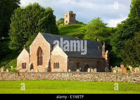 St Oswald's église avec clocher séparé. Kirkoswald, Eden Valley, Cumbria, Angleterre, Royaume-Uni. Banque D'Images