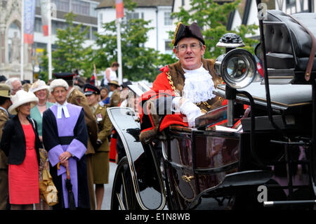 Maidstone, Kent, Angleterre. Civic Day Parade en l'honneur de l'élection du nouveau maire de Maidstone, Conseiller Richard d'épaisseur. Un défilé militaire dans la ville est suivie par un service à l'église All Saints. Maire de Maidstone en épais Richard Tyrwhitt Sir Drake's Transport Banque D'Images