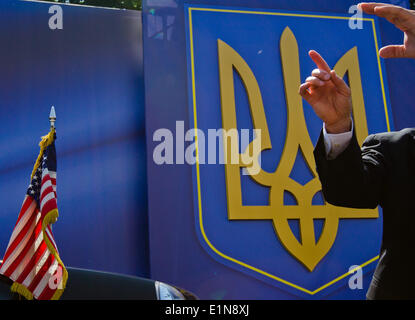 Kiev, Ukraine. 7 juin, 2014. Véhicule de l'ambassade des Etats-Unis en face de bâtiment du Parlement Ukrainien Sergii : Crédit/NurPhoto ZUMAPRESS.com/Alamy Kharchenko/Live News Banque D'Images