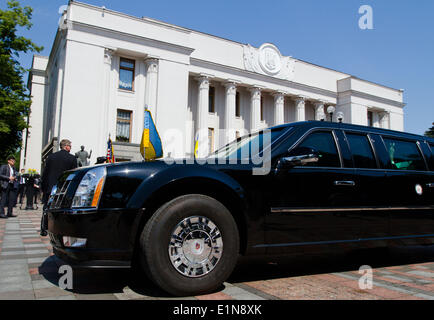 Kiev, Ukraine. 7 juin, 2014. Véhicule de l'ambassade des Etats-Unis en face de bâtiment du Parlement Ukrainien Sergii : Crédit/NurPhoto ZUMAPRESS.com/Alamy Kharchenko/Live News Banque D'Images
