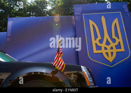 Kiev, Ukraine. 7 juin, 2014. Véhicule de l'ambassade des Etats-Unis en face de bâtiment du Parlement Ukrainien Sergii : Crédit/NurPhoto ZUMAPRESS.com/Alamy Kharchenko/Live News Banque D'Images