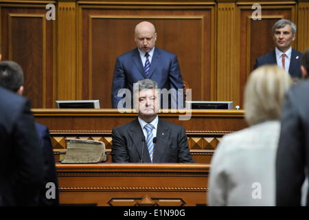 Kiev, Ukraine. 7 juin, 2014. Le Président ukrainien Porochenko assiste à sa cérémonie d'inauguration à Kiev, Ukraine, le 7 juin 2014. Porochenko a prêté serment le samedi comme cinquième président ukrainien lors d'une cérémonie d'inauguration à Kiev. Credit : Ukrainian Presidential Office/Piscine/Xinhua/Alamy Live News Banque D'Images