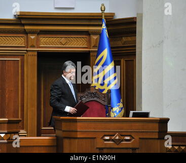 Kiev, Ukraine. 7 juin, 2014. Le Président ukrainien Porochenko se prépare à siéger au cours de sa cérémonie d'inauguration à Kiev, Ukraine, le 7 juin 2014. Porochenko a prêté serment le samedi comme cinquième président ukrainien lors d'une cérémonie d'inauguration à Kiev. Credit : Ukrainian Presidential Office/Piscine/Xinhua/Alamy Live News Banque D'Images