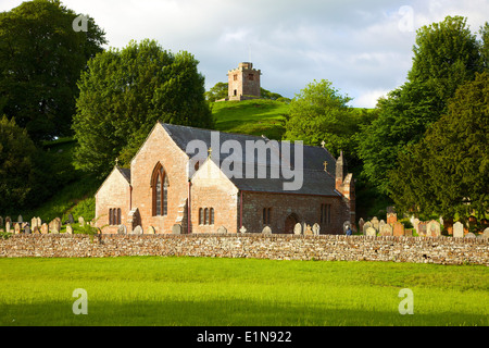 St Oswald's église avec clocher séparé. Kirkoswald, Eden Valley, Cumbria, Angleterre, Royaume-Uni. Banque D'Images