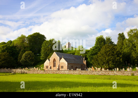 St Oswald's église avec clocher séparé. Kirkoswald, Eden Valley, Cumbria, Angleterre, Royaume-Uni. Banque D'Images