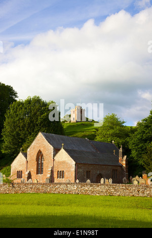 St Oswald's église avec clocher séparé. Kirkoswald, Eden Valley, Cumbria, Angleterre, Royaume-Uni. Banque D'Images