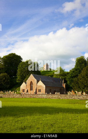 St Oswald's église avec clocher séparé. Kirkoswald, Eden Valley, Cumbria, Angleterre, Royaume-Uni. Banque D'Images