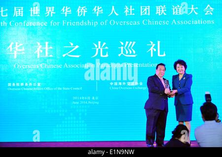 Beijing, Chine. 7 juin, 2014. Qiu Yuanping(R), chef du Bureau des affaires chinois d'outre-mer du conseil d'État, présente un prix au représentant de l'association chinoise des Philippines au cours de la 7e Conférence pour l'Amitié des Associations de Chinois d'outre-mer à Beijing, capitale de Chine, le 7 juin 2014. © Chen Yehua/Xinhua/Alamy Live News Banque D'Images