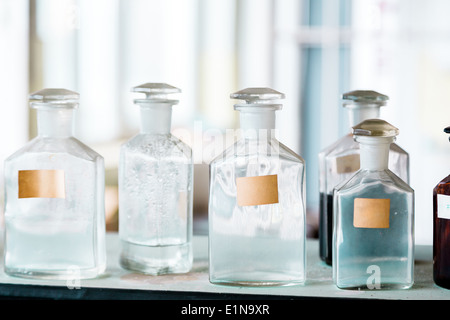 Ancien laboratoire avec beaucoup de bouteilles Banque D'Images