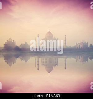Retro Vintage style hipster image du Taj Mahal sur Lever coucher reflet dans la rivière Yamuna panorama dans le brouillard, symbole indien Banque D'Images