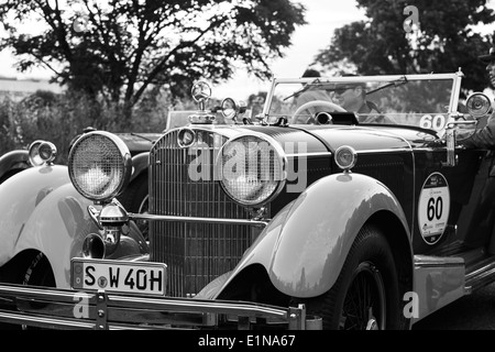 Avant d'un 1930 Mercedes-Benz 710 SS qui se font concurrence sur les Mille Miglia rallye automobile classique en Italie. Banque D'Images