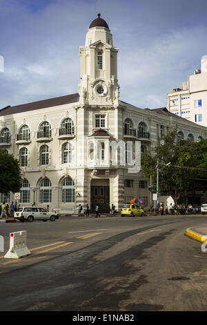 Yangon, Yangon, Myanmar Région. 7 juin, 2014. Un bâtiment de l'époque coloniale rénovée au centre-ville de Yangon. Le bâtiment abrite aujourd'boutiques et cafés. Yangon a la plus forte concentration de bâtiments de style colonial encore debout en Asie. Des efforts sont faits pour préserver les bâtiments mais beaucoup sont en mauvais état et non récupérable. © Jack Kurtz/ZUMAPRESS.com/Alamy Live News Banque D'Images