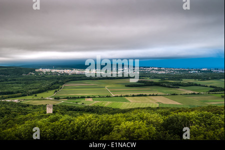 Paysage avant tempête sur la ville Banque D'Images