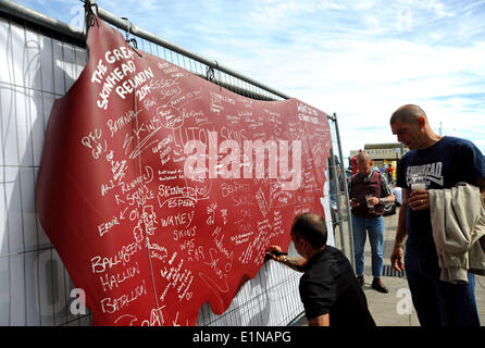 Brighton Sussex UK 7 juin - Des centaines de skinheads de partout dans le pays, profitant de la grande réunion annuelle de skinheads dans weeknend Brighton organisé par Dr Martens à la Volks Tavern sur le front Crédit : Simon Dack/Alamy Live News Banque D'Images