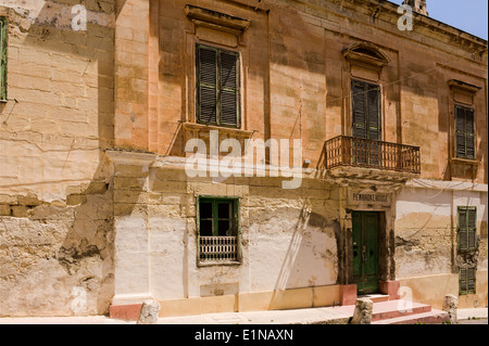 Un grand, maison ancienne à St Julians, Malte. Banque D'Images