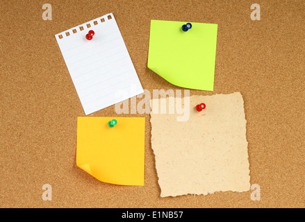 Documents notes de couleur sur fond de bois Banque D'Images