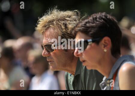 Wiesbaden, Allemagne. 07Th Juin, 2014. Coach de Matthias Alexander Rath (pas sur la photo) de l'Allemagne, l'allemand et Sjef Janssen, entraîneur national, Monica Theodorescu regarder Matthias Alexander Rath sur son cheval Totilas lors du Grand Prix en face de Biebrich Palace à Wiesbaden, Allemagne, 07 juin 2014. L 'Wiesbadener Reit- und Fahr-Club (WRFC)' (lit. Circonscription de Wiesbaden et de conduite Club) organise le tournoi annuel de la Pentecôte week-end au palace à Porto Vecchio. Photo : FREDRIK VON ERICHSEN/dpa/Alamy Live News Banque D'Images