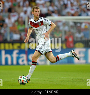 Mainz, Allemagne. 06 Juin, 2014. L'Allemagne par Mertesacker joue la balle pendant le match amical entre l'Allemagne et l'Arménie à la Coface Arena à Mainz, Allemagne, 06 juin 2014. L'Allemagne a gagné 6-1. Photo : Thomas Eisenhuth/dpa/Alamy Live News Banque D'Images