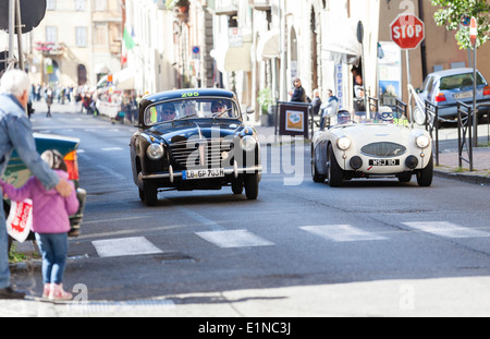 Un Goliath GP 700 1954 en passant une Austin Healy S100 à partir de 1955 au cours de la mille miglia 2014 rallye de voitures classiques Banque D'Images