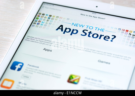 App Store propose des apps populaires avec la page d'informations sur brand new Apple iPad Air Banque D'Images