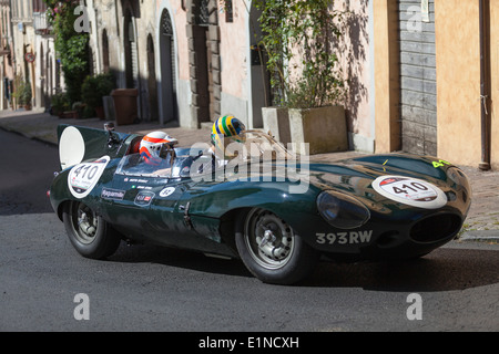 Ancien pilote de Formule 1 Martin Brundle prend une 1956 Jaguar D-Type à l'épreuve dans le Mille Miglia rallye de voitures classiques. Banque D'Images