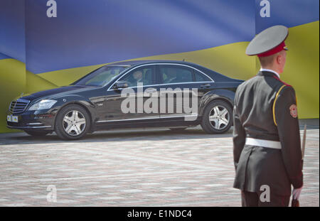 Kiev, Ukraine. 7 juin, 2014. Le Président de l'Ukraine Petro Poroshenko arrive au Parlement pour une cérémonie de son serment. Credit : Sergii Kharchenko/Pacific Press/Alamy Live News Banque D'Images