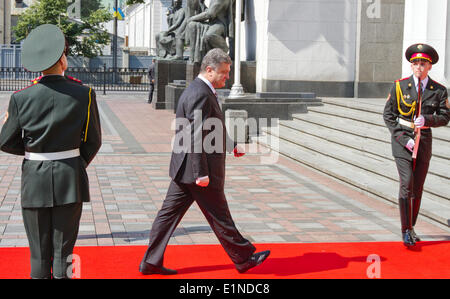 Kiev, Ukraine. 7 juin, 2014. Le Président de l'Ukraine Petro Poroshenko arrive au Parlement pour une cérémonie de son serment. Credit : Sergii Kharchenko/Pacific Press/Alamy Live News Banque D'Images