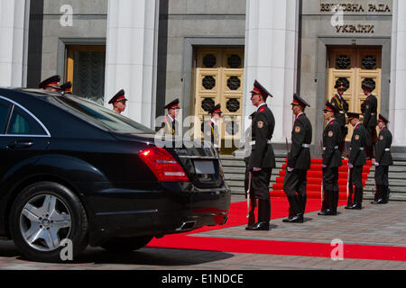 Kiev, Ukraine. 7 juin, 2014. Le Président de l'Ukraine Petro Poroshenko arrive au Parlement pour une cérémonie de son serment. Credit : Sergii Kharchenko/Pacific Press/Alamy Live News Banque D'Images