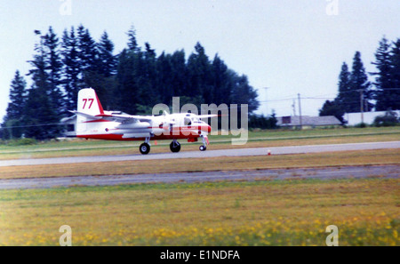 Le Grumman CS2F-2 Tracker, immatriculé ici RCN 1595 et C-FKUF, était un avion de guerre anti-sous-marine capable de transporter des porteurs. Cette image, prise à Abbotsford, en Colombie-Britannique, en août 1992, capture l'aéronef dans son rôle civil post-militaire avec un exploitant canadien. Banque D'Images