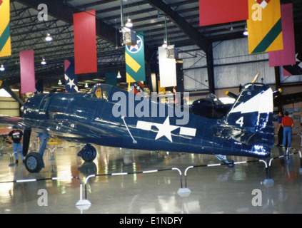 Cette photographie montre le Grumman F6F-5 Hellcat, un avion de chasse à porte-avions utilisé par la marine américaine pendant la IIe Guerre mondiale. Son immatriculation NX4PP et son numéro de série 79683 font partie des archives historiques de cet avion légendaire. Banque D'Images