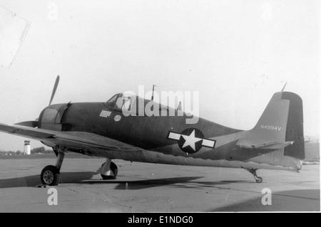 Le Grumman F6F-5N, numéro de série 93879 et immatriculé N4994V, fait partie de la collection Charles M. Daniels à Chino, CA. Cette variante du Hellcat était un chasseur à porte-avions important pendant la seconde Guerre mondiale, connu pour son efficacité sur le théâtre du Pacifique. Banque D'Images