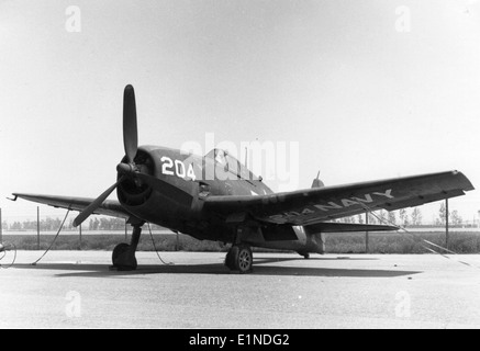Le Grumman F6F-5N Hellcat, immatriculé N4998V, est représenté sur cette image de la collection Charles M. Daniels. Cet avion était un élément clé de la flotte de la marine américaine pendant la seconde Guerre mondiale, servant de chasseur sur le théâtre Pacifique. Banque D'Images