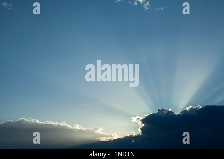 Les rayons du soleil percent les nuages Banque D'Images