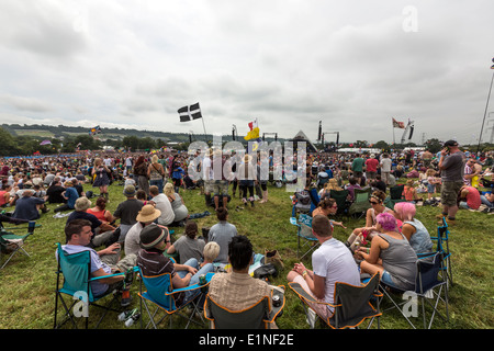 Les gens se détendre dans la pyramide de la scène festival de Glastonbury 2013 Banque D'Images