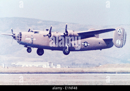 Le Consolidated B-24A Liberator, également connu sous le nom de LB-30, était l'un des bombardiers américains les plus utilisés pendant la seconde Guerre mondiale. Cet avion a servi de bombardier à longue portée dans diverses zones de combat, contribuant de manière significative aux victoires alliées dans la guerre. Banque D'Images