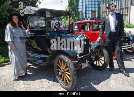 La Croatie, some lessons for other countries ». 7 juin, 2014. Un homme et de la femme de l'ancien modèle convient à se tenir à côté d'une Ford vintage car au cours du 29e Rallye Oldtimer de Zagreb à Zagreb, Croatie, le 7 juin 2014. Plus de 100 voitures et motocyclettes ont été mis sur l'affichage ici pour le rallye sera lancée le samedi. © Lisanin Miso/Xinhua/Alamy Live News Banque D'Images