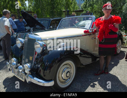 La Croatie, some lessons for other countries ». 7 juin, 2014. Une femme croate se trouve à côté une Mercedes-Benz vintage car au cours du 29e Rallye Oldtimer de Zagreb à Zagreb, Croatie, le 7 juin 2014. Plus de 100 voitures et motocyclettes ont été mis sur l'affichage ici pour le rallye sera lancée le samedi. © Lisanin Miso/Xinhua/Alamy Live News Banque D'Images