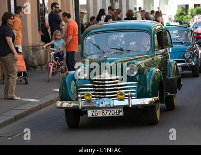 La Croatie, some lessons for other countries ». 7 juin, 2014. Voitures anciennes s'exécutent dans une rue pendant la 29e Rallye Oldtimer de Zagreb à Zagreb, Croatie, le 7 juin 2014. Plus de 100 voitures et motocyclettes ont été mis sur l'affichage ici pour le rallye sera lancée le samedi. © Lisanin Miso/Xinhua/Alamy Live News Banque D'Images