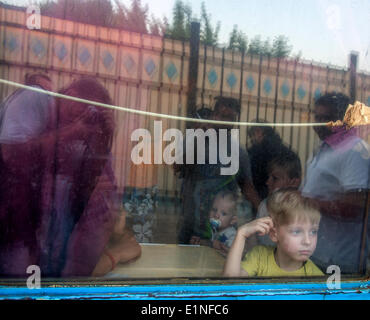 Luhansk, Ukraine. 07Th Juin, 2014. Les gens avec leurs enfants regarder à travers la fenêtre d'un train en partance pour Kiev à la gare à Luhansk, Ukraine orientale -- l'Est de l'Ukraine a été englouti par un des insurgés pro-russes au cours des deux derniers mois, avec des rebelles contre les troupes gouvernementales. Les chemins de fer ukrainiens envoyé à Luhansk trains supplémentaires. Crédit : Igor Golovnov/Alamy Live News Banque D'Images