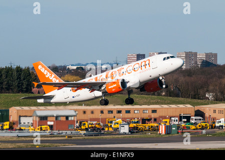 Easyjet Airbus A319 qui décolle en face de l'aérodrome, véhicule d'assistance depot à l'Aéroport International de Birmingham Banque D'Images