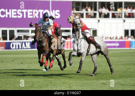 Oscar Mancini de l'équipe de Buenos Aires v ruki Baillieu de l'équipe Beijing à Chestertons dans le polo park 2014 Banque D'Images