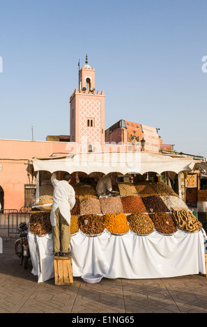 Marché nocturne dans la place Jemaa el-Fna, la célèbre place dans la médina de Marrakech, Maroc : bloquer la vente de fruits secs et de noix Banque D'Images