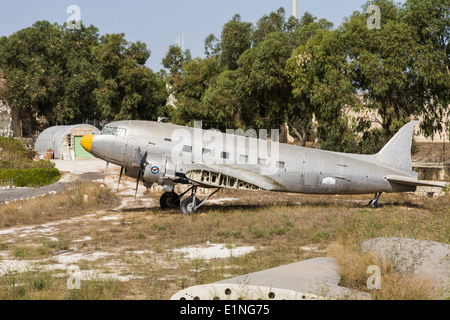 Douglas DC-3 Dakota argent avion avec aile détachée, besoin de restauration, au Musée de l'aviation de Malte, Mdina, Malte Banque D'Images