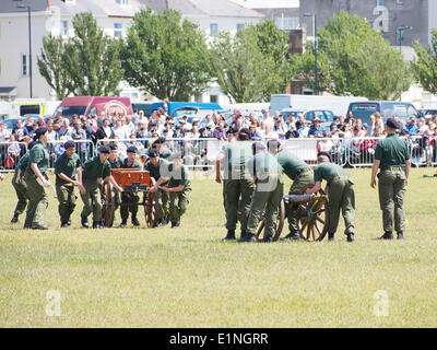 Les membres de la Marine Royale des Cadets Bénévolat donner force un canon de campagne affichage pendant le 3e jour de manifestations en commémoration du 70e anniversaire du Jour J Banque D'Images