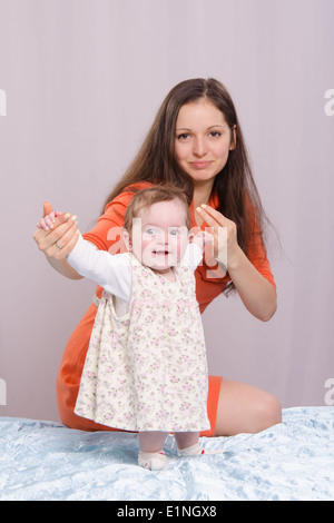 Maman et sa fille sur la table six mois Banque D'Images
