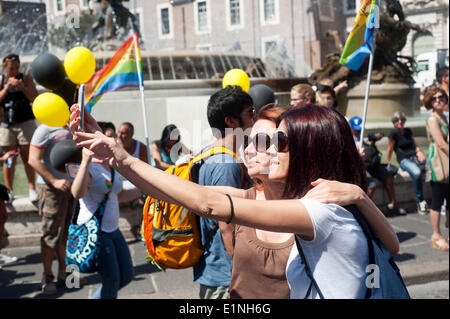 Rome, Italie. Le 06 juillet, 2014. Gay Pride à Rome : sur la photo : Deux jeunes filles de prendre une photo de soi avec un téléphone mobile crédit : Carlo A. - images/Alamy Live News Banque D'Images