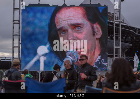 Personnes coin écoute du Nick Cave & The Bad Seeds à l'étape de la pyramide. Glastonbury Festival 2013 Banque D'Images