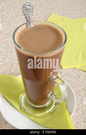 Chocolat chaud dans un grand verre latte Banque D'Images