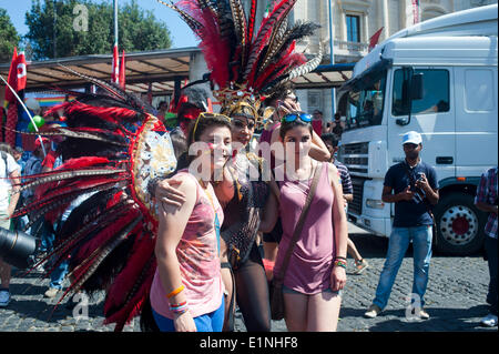 Rome, Italie. Le 06 juillet, 2014. Gay Pride à Rome : sur la photo : un transsexuel posant avec deux filles. Crédit : Carlo A. - images/Alamy Live News Banque D'Images